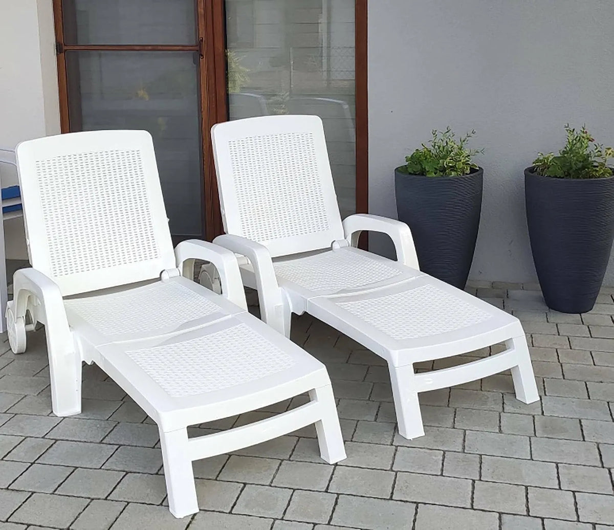 Chaise: avec accoudoirs, réglable, blanc